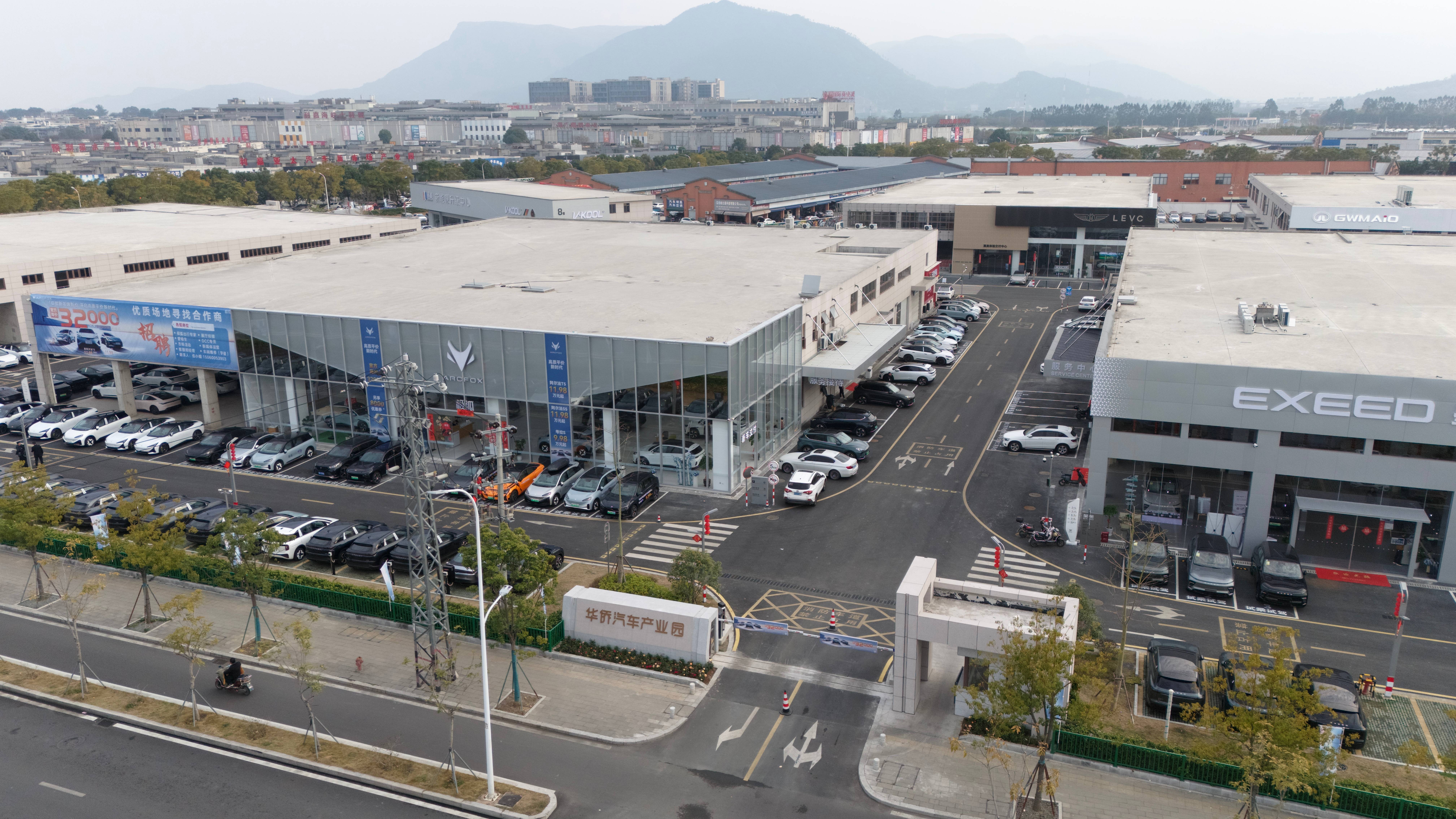 奮力實(shí)現(xiàn)“雙過半”華僑實(shí)業(yè) 凝心聚力創(chuàng)佳績 乘勢而上開新局